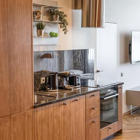 Apartman - Wenceslas Square 5 Min - 2 King Beds & Balcony By Gravity *