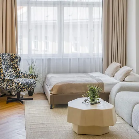- Wenceslas Square 5 Min - Ac, 2 Double Beds & Balcony By Gravity Prága