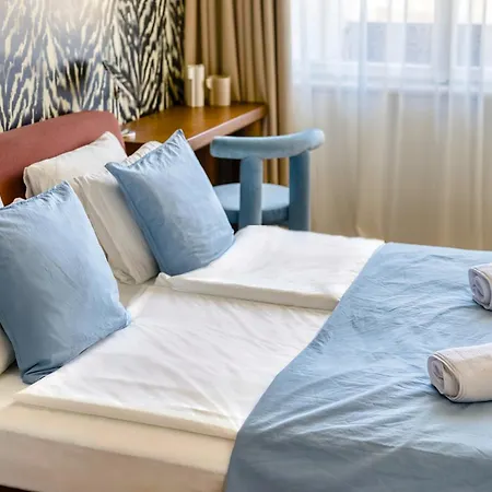 Apartman - Wenceslas Square 5 Min - Ac, 2 Double Beds & Balcony By Gravity