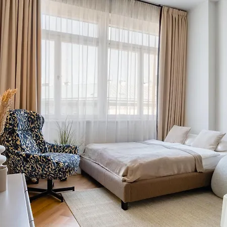 - Wenceslas Square 5 Min - Ac, 2 Double Beds & Balcony By Gravity Apartman