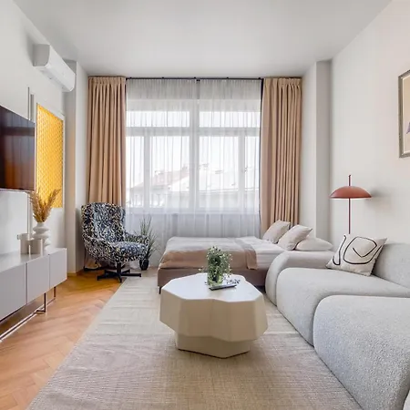 - Wenceslas Square 5 Min - Ac, 2 Double Beds & Balcony By Gravity