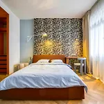 شقة - Wenceslas Square 5 Min - 2 King Beds & Balcony By Gravity *