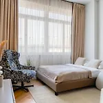 - Wenceslas Square 5 Min - 2 King Beds & Balcony By Gravity شقة